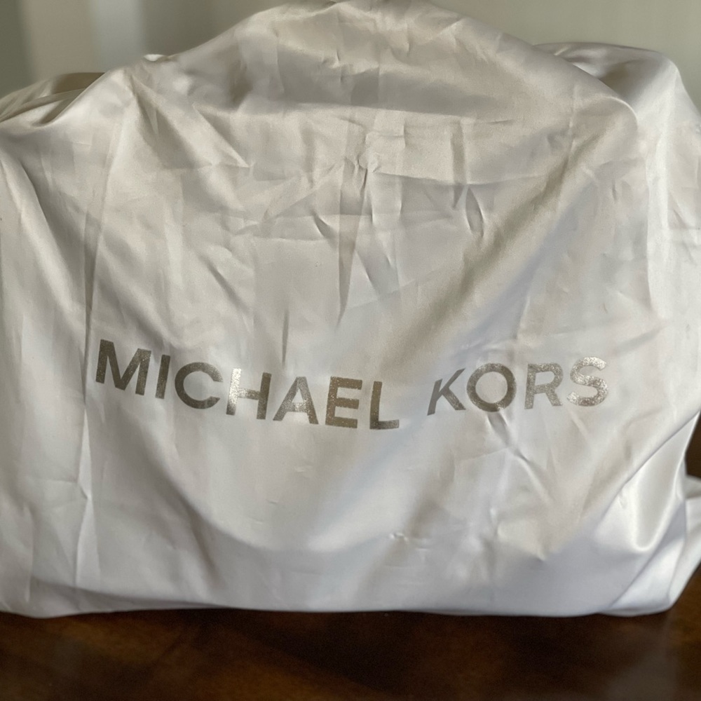 Michael Kors neon yellow in very good condition almos brand new!!